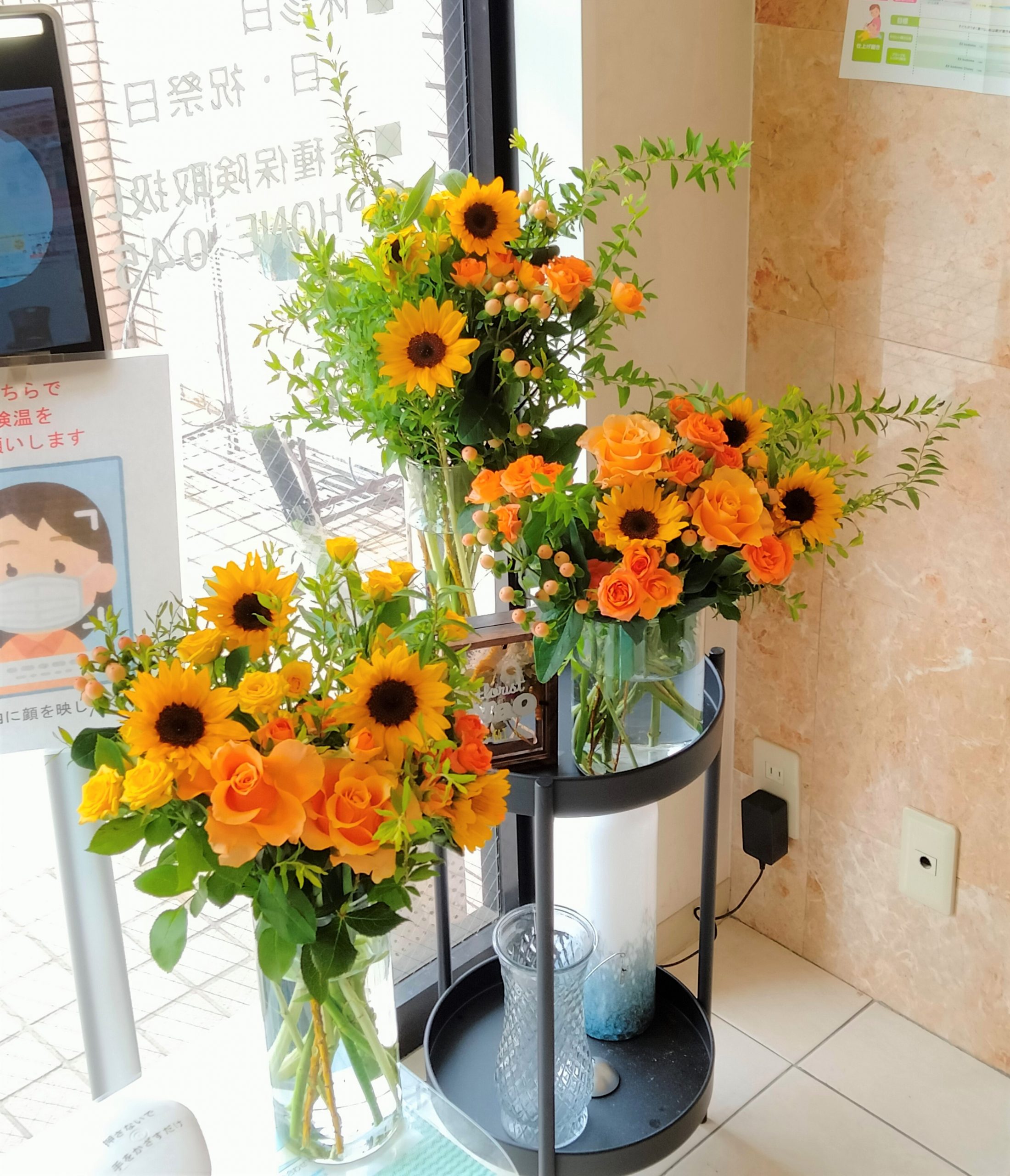 横浜市中区柏葉にあるミネ歯科さんへ受付花を配達しました。【横浜花屋の花束・スタンド花・胡蝶蘭・バルーン・アレンジメント配達事例941】
