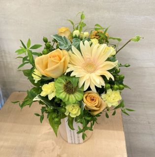 横浜市中区関内へフラワーアレンジメントを即日当日配達しました。【横浜花屋の花束・スタンド花・胡蝶蘭・バルーン・アレンジメント配達事例948】