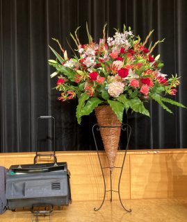 川崎市国際交流センターへスタンド花を配達しました。【横浜花屋の花束・スタンド花・胡蝶蘭・バルーン・アレンジメント配達事例940】