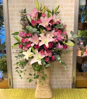 ライブハウス新横浜LiTへフラワーアレンジメントを配達しました。【横浜花屋の花束・スタンド花・胡蝶蘭・バルーン・アレンジメント配達事例950】