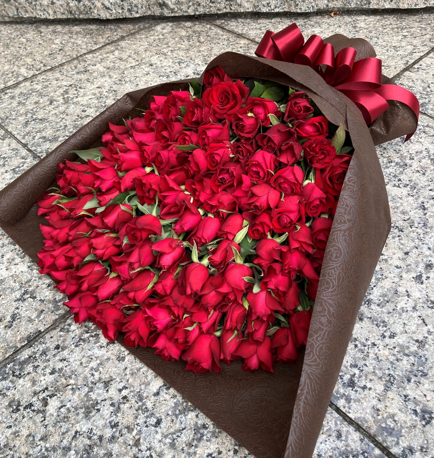 横浜市桜木町へプロポーズ用のバラの花束108本を即日当日配達しました。【横浜花屋の花束・スタンド花・胡蝶蘭・バルーン・アレンジメント配達事例963】