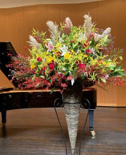 横浜市杉田劇場へスタンド花を配達しました。【横浜花屋の花束・スタンド花・胡蝶蘭・バルーン・アレンジメント配達事例966】