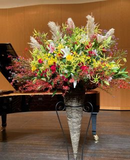 横浜市杉田劇場へスタンド花を配達しました。【横浜花屋の花束・スタンド花・胡蝶蘭・バルーン・アレンジメント配達事例966】