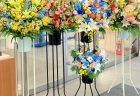 横浜市関内へハート型のスタンド花を配達しました。【横浜花屋の花束・スタンド花・胡蝶蘭・バルーン・アレンジメント配達事例974】