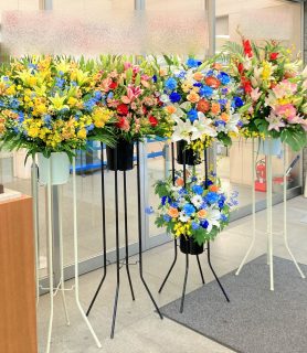 横浜市にある神奈川大学へスタンド花を即日当日配達しました。【横浜花屋の花束・スタンド花・胡蝶蘭・バルーン・アレンジメント配達事例973】