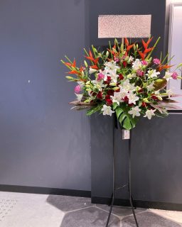 横浜市西区南幸へスタンド花を即日当日配達しました。【横浜花屋の花束・スタンド花・胡蝶蘭・バルーン・アレンジメント配達事例977】