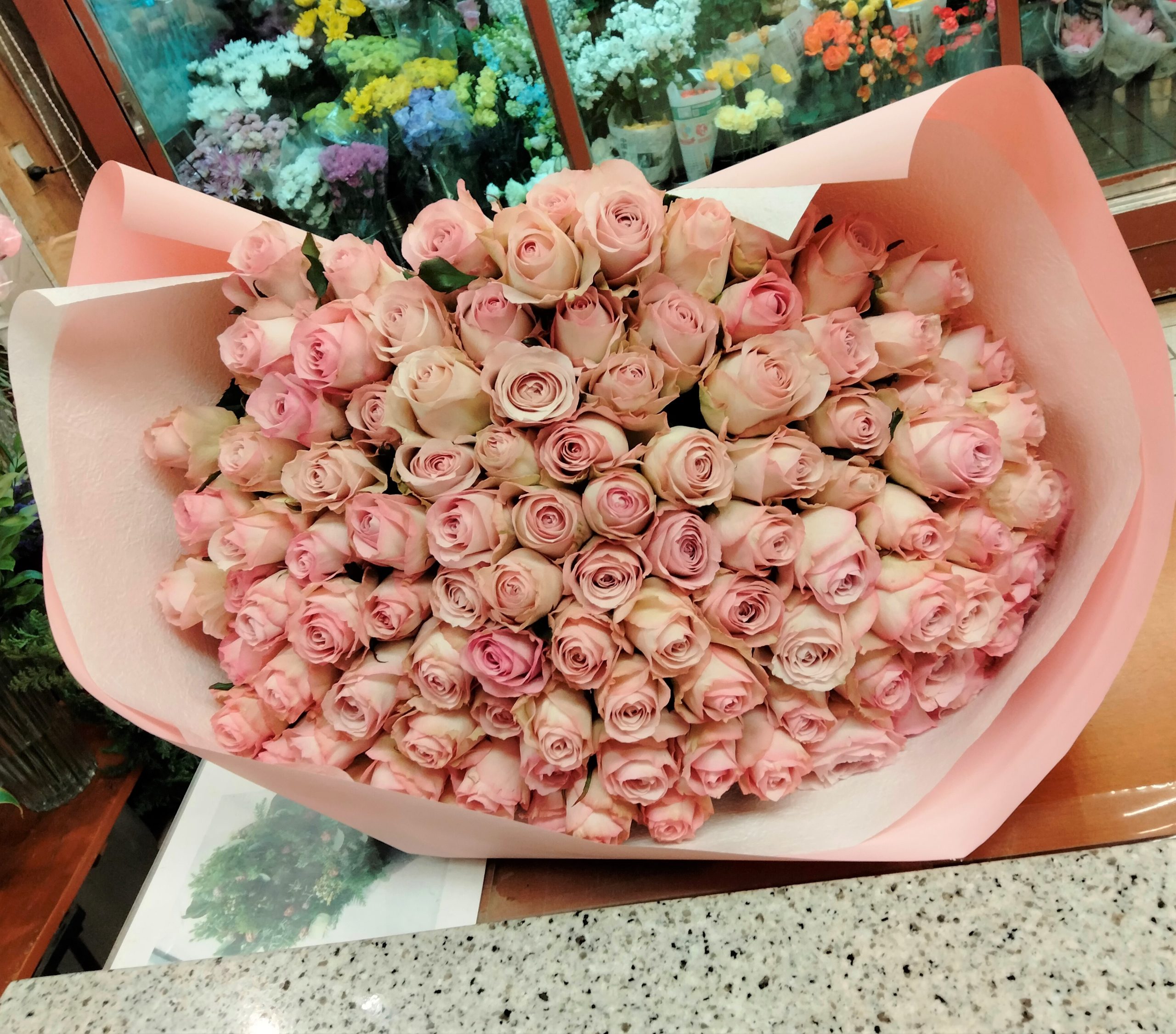 横浜迎賓館へピンクのバラの花束を配達しました。【横浜花屋の花束・スタンド花・胡蝶蘭・バルーン・アレンジメント配達事例983】