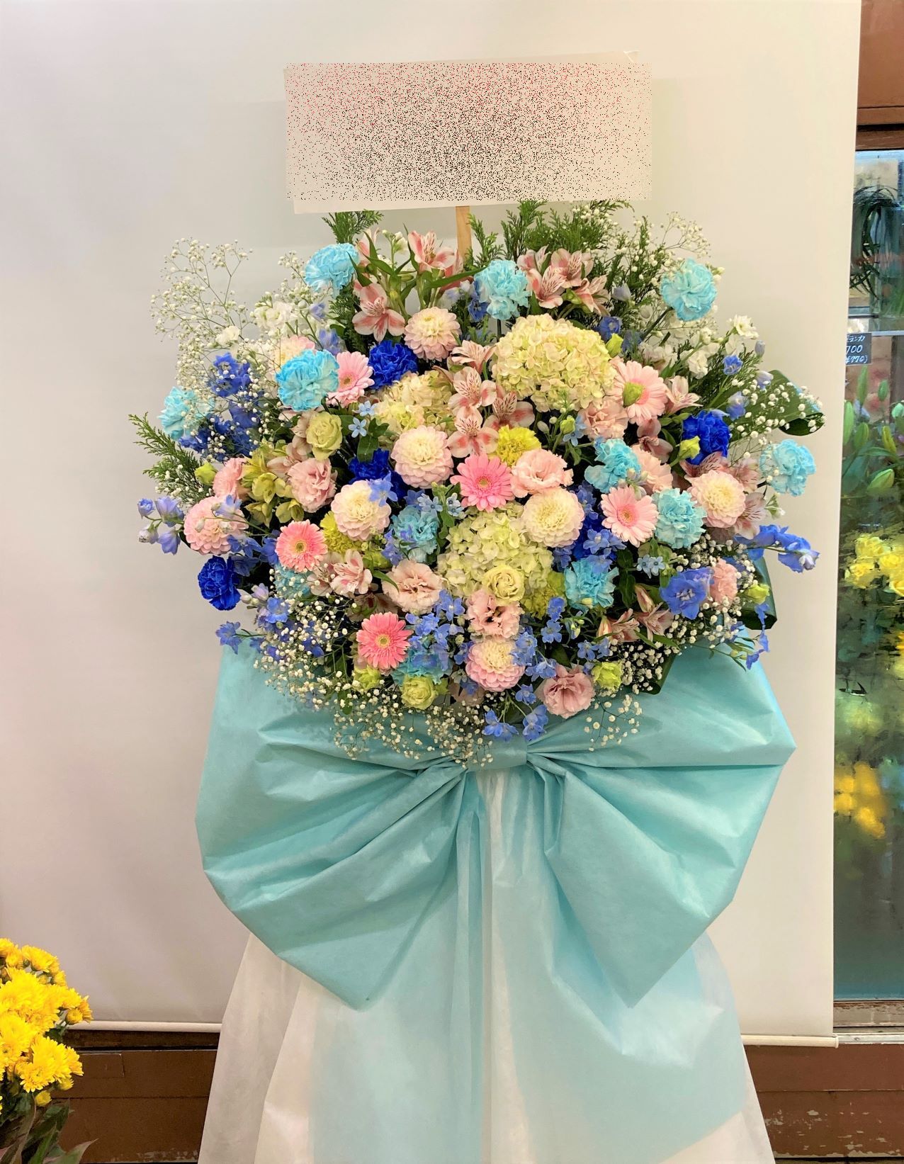 横浜市関内ホールへオーダーメイドフラスタを配達しました。【横浜花屋の花束・スタンド花・胡蝶蘭・バルーン・アレンジメント配達事例988】