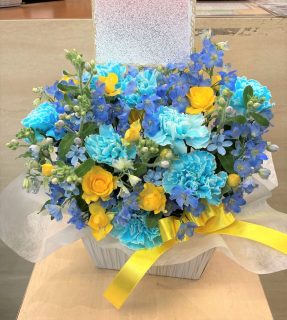 横浜市関内へ青、黄色のフラワーアレンジメントを即日当日配達しました。【横浜花屋の花束・スタンド花・胡蝶蘭・バルーン・アレンジメント配達事例987】