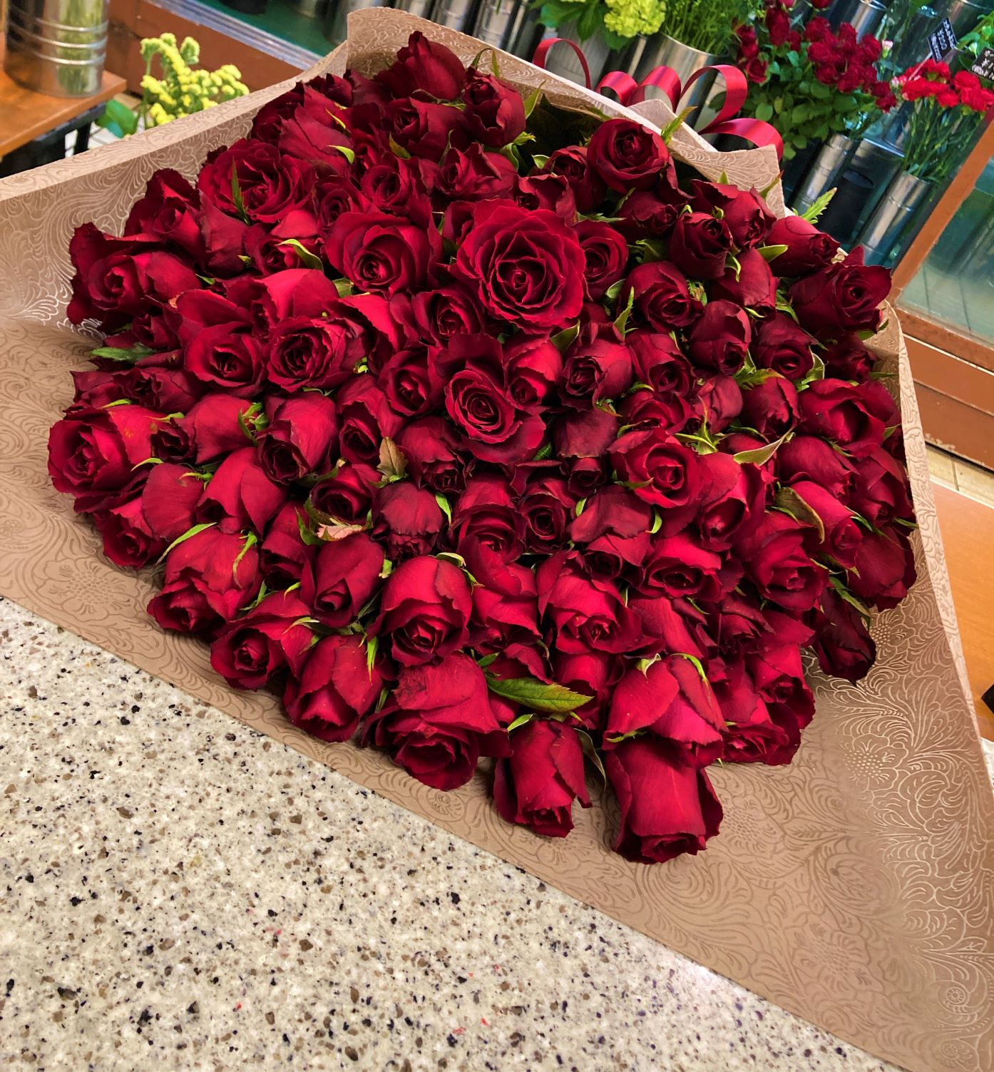 横浜みなとみらいへプロポーズ用のバラ108本の花束を配達しました。【横浜花屋の花束・スタンド花・胡蝶蘭・バルーン・アレンジメント配達事例995】