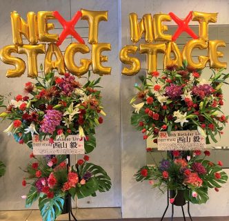 横浜ランドマークホールへ公演祝い用のスタンド花を配達しました。【横浜花屋の花束・スタンド花・胡蝶蘭・バルーン・アレンジメント配達事例999】