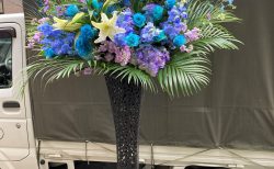 横浜市山下町にある神奈川県民ホールへ青系のスタンド花を配達しました。【横浜花屋の花束・スタンド花・胡蝶蘭・バルーン・アレンジメント配達事例1001】