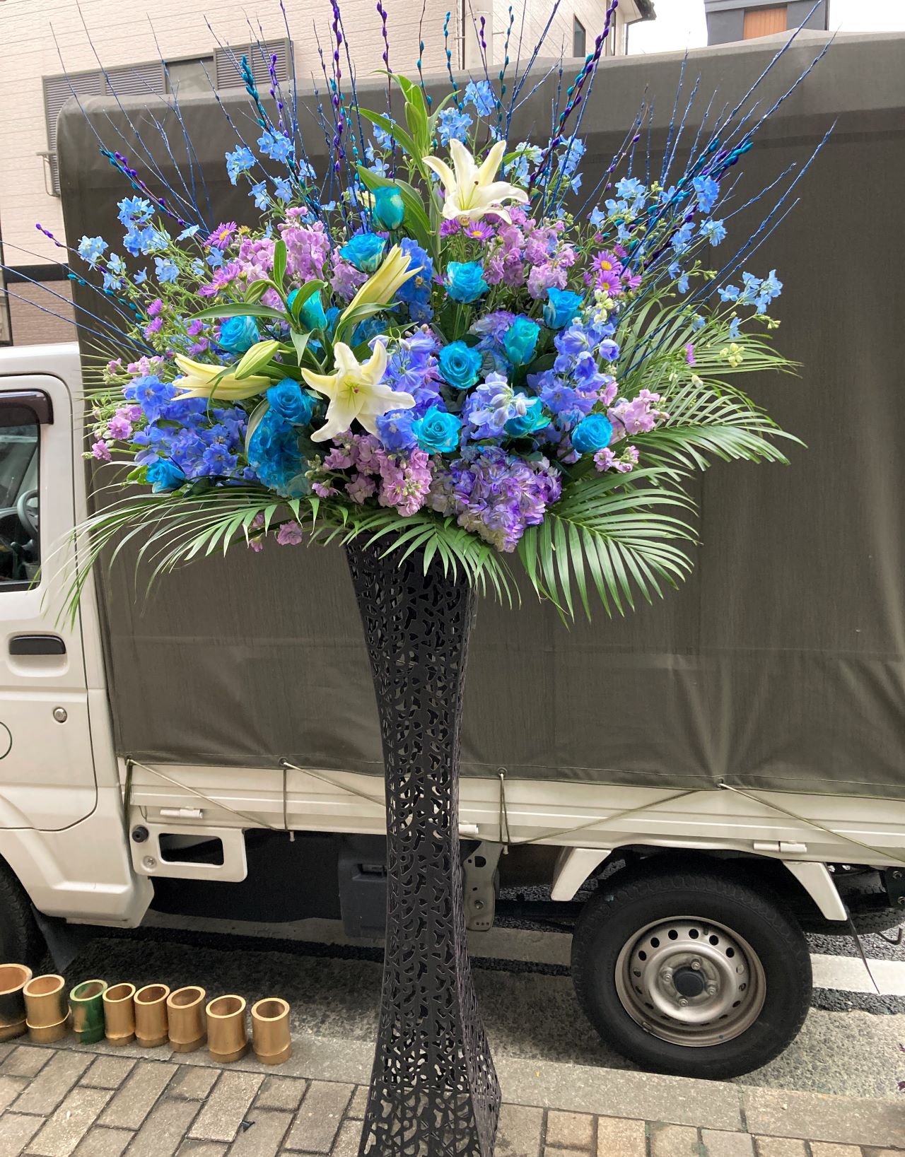 横浜市山下町にある神奈川県民ホールへ青系のスタンド花を配達しました。【横浜花屋の花束・スタンド花・胡蝶蘭・バルーン・アレンジメント配達事例1001】