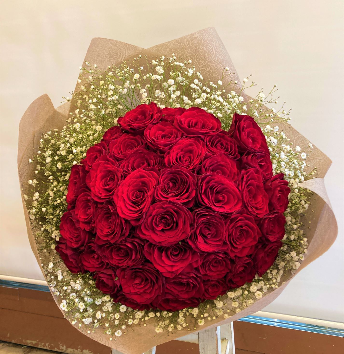 赤いバラとカスミソウの花束を配達しました。【横浜花屋の花束・スタンド花・胡蝶蘭・バルーン・アレンジメント配達事例1008】