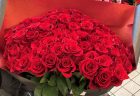 赤いバラとカスミソウの花束を配達しました。【横浜花屋の花束・スタンド花・胡蝶蘭・バルーン・アレンジメント配達事例1008】