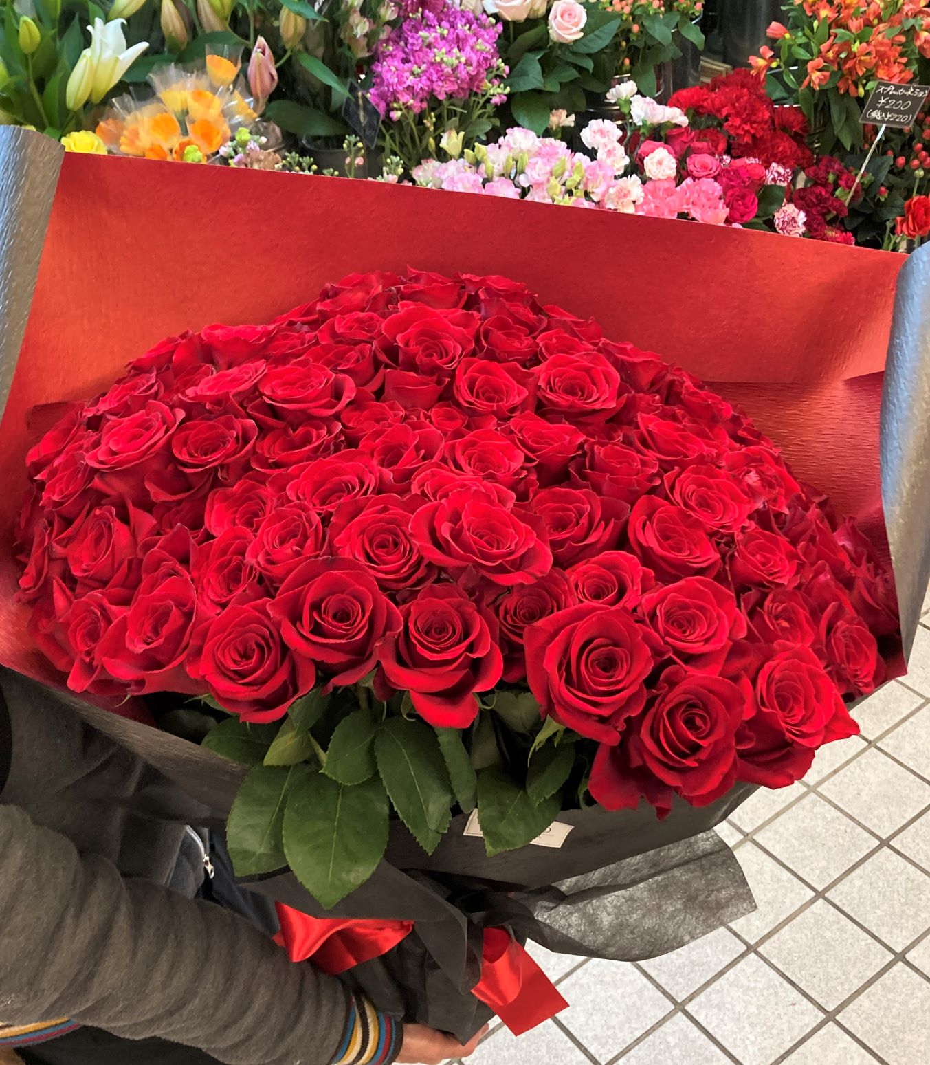 横浜市西区みなとみらいへ赤バラの花束を配達しました。【横浜花屋の花束・スタンド花・胡蝶蘭・バルーン・アレンジメント配達事例1009】