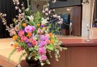 御祝用のフラワーアレンジメントを配送しました。【横浜花屋の花束・スタンド花・胡蝶蘭・バルーン・アレンジメント配達事例1011】