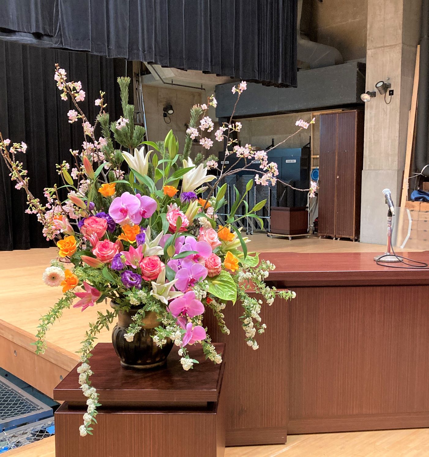 横浜市中区関内ホールへ壺花（檀上花）を配達しました。【横浜花屋の花束・スタンド花・胡蝶蘭・バルーン・アレンジメント配達事例1010】