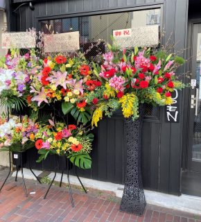 横浜市関内へ開店祝いのスタンド花を即日当日配達しました。【横浜花屋の花束・スタンド花・胡蝶蘭・バルーン・アレンジメント配達事例1016】