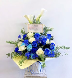 横浜相鉄ムービル内にあるミントホールへ青いバラのアレンジメントを配達しました。【横浜花屋の花束・スタンド花・胡蝶蘭・バルーン・アレンジメント配達事例1019】