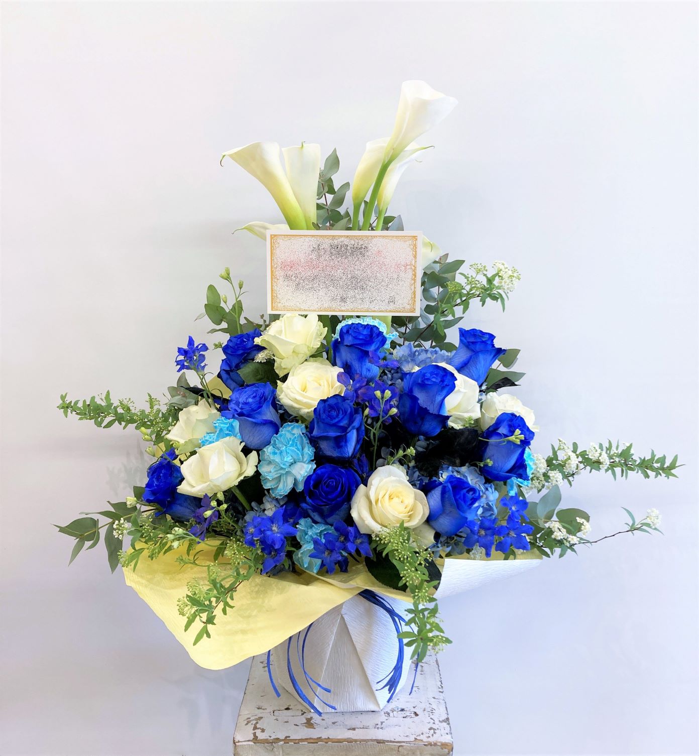 横浜相鉄ムービル内にあるミントホールへ青いバラのアレンジメントを配達しました。【横浜花屋の花束・スタンド花・胡蝶蘭・バルーン・アレンジメント配達事例1019】