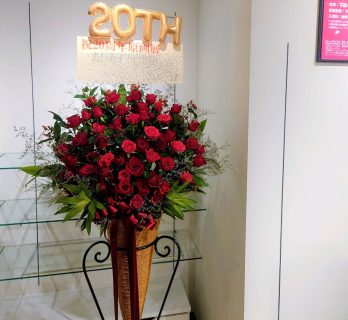 マルイシティ横浜へバラのスタンド花を配達しました。【横浜花屋の花束・スタンド花・胡蝶蘭・バルーン・アレンジメント配達事例1042】