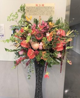 KT Zepp Yokohamaへ公演祝いのスタンド花を配達しました。【横浜花屋の花束・スタンド花・胡蝶蘭・バルーン・アレンジメント配達事例1046】