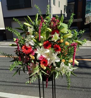 横浜市港南区へ開店祝いのスタンド花を配達しました。【横浜花屋の花束・スタンド花・胡蝶蘭・バルーン・アレンジメント配達事例1044】