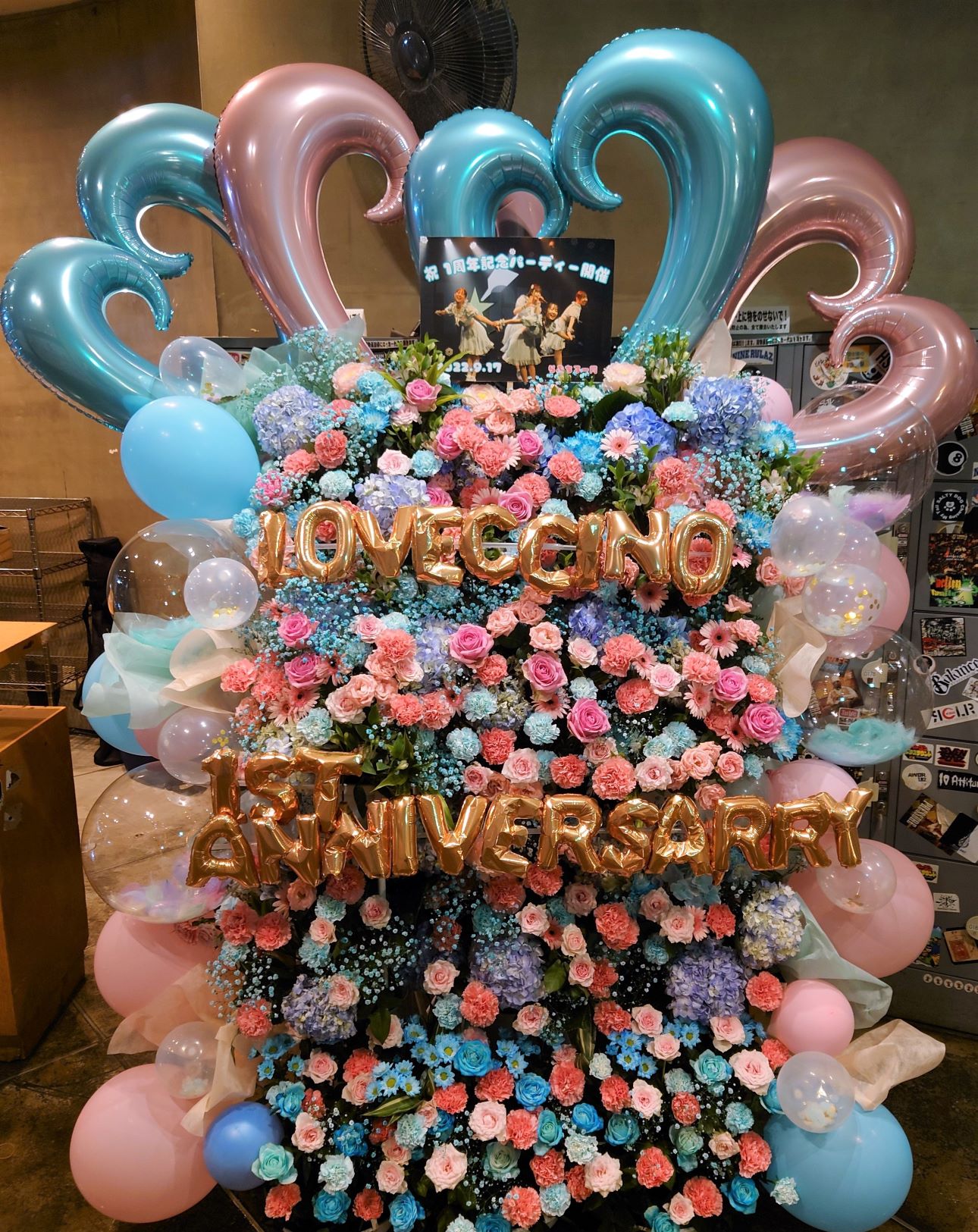 横浜ベイホールへ１周年祝いのバルーンフラスタ配達しました。【横浜花屋の花束・スタンド花・胡蝶蘭・バルーン・アレンジメント配達事例1051】