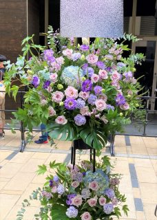 川崎クラブチッタへ祝花スタンド花を配達しました。【横浜花屋の花束・スタンド花・胡蝶蘭・バルーン・アレンジメント配達事例1053】