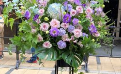 川崎クラブチッタへ祝花スタンド花を配達しました。【横浜花屋の花束・スタンド花・胡蝶蘭・バルーン・アレンジメント配達事例1053】