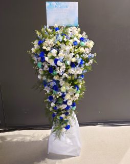 Zepp横浜へ祝花キャスケードスタンド花を配達しました。【横浜花屋の花束・スタンド花・胡蝶蘭・バルーン・アレンジメント配達事例1054】