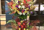 Zepp横浜へ祝花キャスケードスタンド花を配達しました。【横浜花屋の花束・スタンド花・胡蝶蘭・バルーン・アレンジメント配達事例1054】