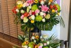 ビルボードライブ横浜へ公演祝いの２段スタンド花を配達しました。【横浜花屋の花束・スタンド花・胡蝶蘭・バルーン・アレンジメント配達事例1070】