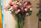 シックな赤系2段ボリュームアップスタンド花を配達しました。【横浜花屋の花束・スタンド花・胡蝶蘭・バルーン・アレンジメント配達事例1061】