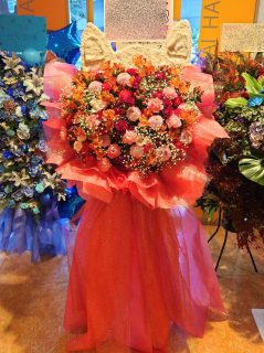 横浜市桜木町へ猫耳付きスタンド花を配達しました。【横浜花屋の花束・スタンド花・胡蝶蘭・バルーン・アレンジメント配達事例1066】