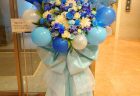 アルファベット名前入り青と白のバルーンフラスタを配達しました。【横浜花屋の花束・スタンド花・胡蝶蘭・バルーン・アレンジメント配達事例1062】