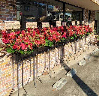 横浜市大倉山へ赤系スタンド花を配達しました。【横浜花屋の花束・スタンド花・胡蝶蘭・バルーン・アレンジメント配達事例1075】