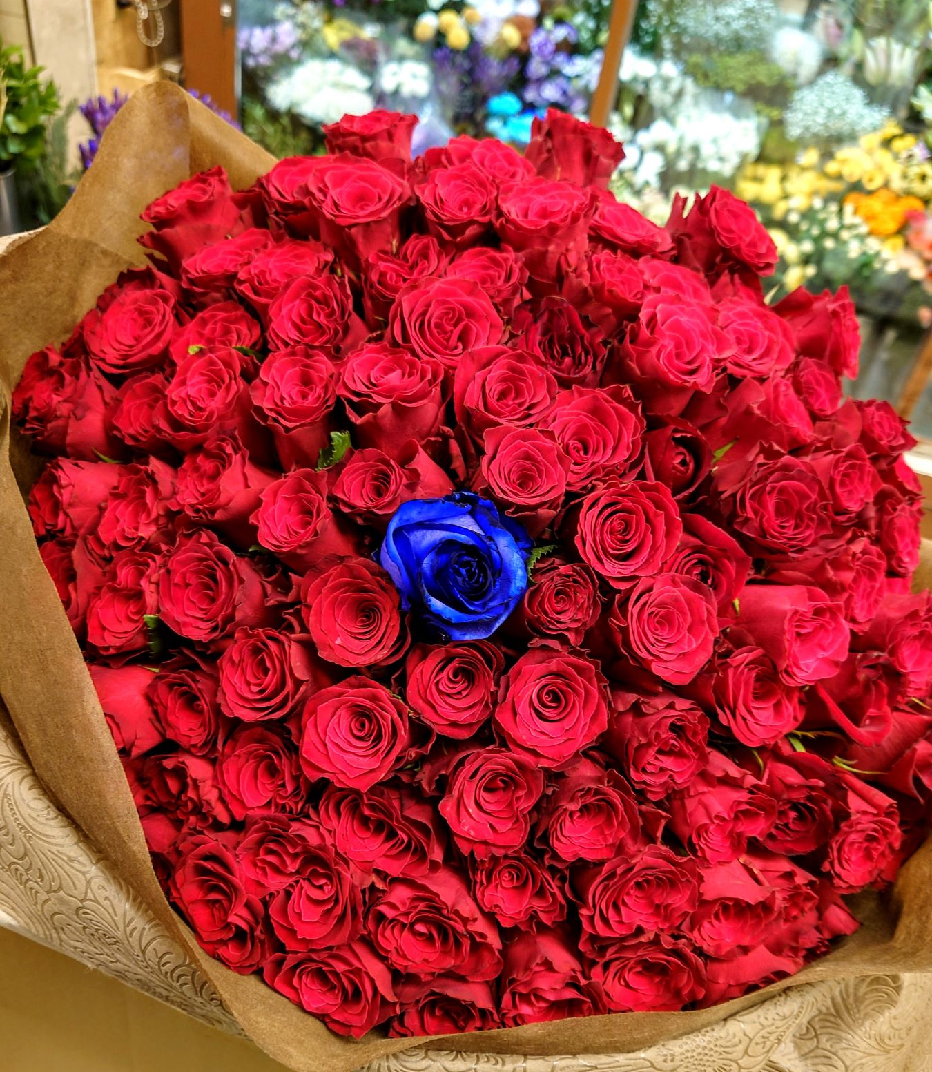 横浜みなとみらいへ赤いバラ107本 青いバラ1本の花束を配達しました。【横浜花屋の花束・スタンド花・胡蝶蘭・バルーン・アレンジメント配達事例1080】