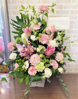 横浜市中区鷺山へフラワーアレンジメントを配達しました。【横浜花屋の花束・スタンド花・胡蝶蘭・バルーン・アレンジメント配達事例1071】