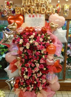 新横浜のCLUBへ連結バルーンスタンド花を配達しました。【横浜花屋の花束・スタンド花・胡蝶蘭・バルーン・アレンジメント配達事例1082】