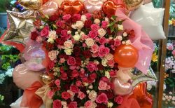 新横浜のCLUBへ連結バルーンスタンド花を配達しました。【横浜花屋の花束・スタンド花・胡蝶蘭・バルーン・アレンジメント配達事例1082】