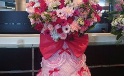 衣装ドレスのハート形フラワースタンドを配達しました。【横浜花屋の花束・スタンド花・胡蝶蘭・バルーン・アレンジメント配達事例1097】