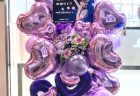 横浜ミントホールへ青系バルーンスタンド花を配達しました。【横浜花屋の花束・スタンド花・胡蝶蘭・バルーン・アレンジメント配達事例1090】