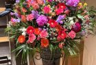 横浜市保土ケ谷区天王町へ周年お祝いのスタンド花を配達しました。【横浜花屋の花束・スタンド花・胡蝶蘭・バルーン・アレンジメント配達事例1102】