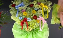 横浜市みなとみらいへ緑系のハート型のフラスタを配達しました。【横浜花屋の花束・スタンド花・胡蝶蘭・バルーン・アレンジメント配達事例1111】