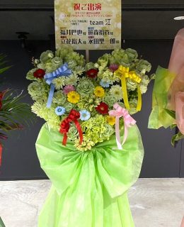 横浜市みなとみらいへ緑系のハート型のフラスタを配達しました。【横浜花屋の花束・スタンド花・胡蝶蘭・バルーン・アレンジメント配達事例1111】