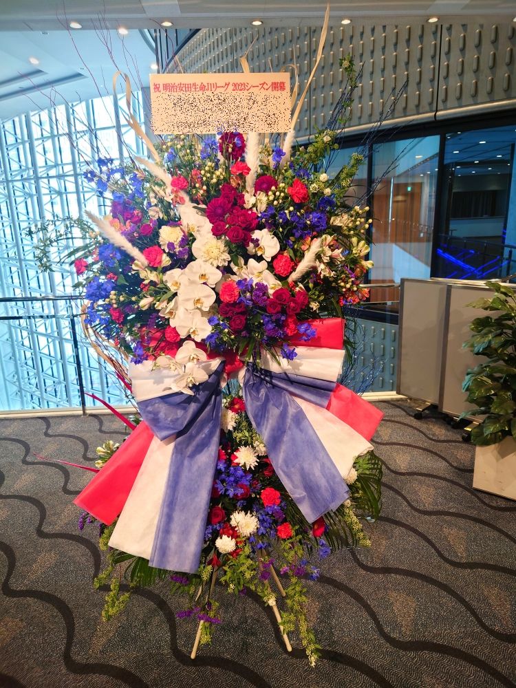 新横浜プリンスホテルへトリコロールカラーのスタンド花を配達しました。【横浜花屋の花束・スタンド花・胡蝶蘭・バルーン・アレンジメント配達事例1101】