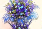 横浜市関内伊勢佐木町へお誕生日祝いの青色スタンド花を配達しました。【横浜花屋の花束・スタンド花・胡蝶蘭・バルーン・アレンジメント配達事例1103】
