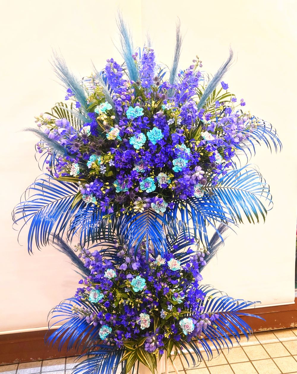 横浜市関内伊勢佐木町へお誕生日祝いの青色スタンド花を配達しました。【横浜花屋の花束・スタンド花・胡蝶蘭・バルーン・アレンジメント配達事例1103】